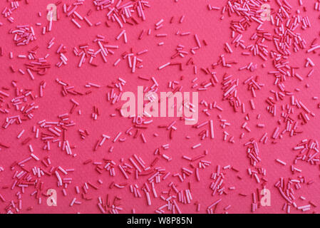 Negli zuccherini colorati su sfondo rosa, decorazione per torte e  pasticceria, vista dall'alto Foto stock - Alamy