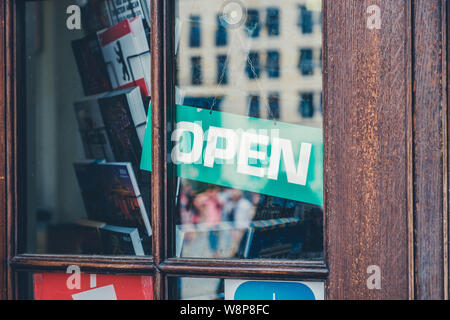 Aprire il segno in vetrina - open firmare in ingresso del negozio Foto Stock