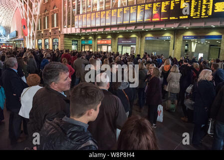 Stazione di King Cross, Londra, Regno Unito. 29 ottobre, 2015. Centinaia di pendolari sono rimasti bloccati alla stazione ferroviaria di King's Cross come la maggior parte dei treni Foto Stock