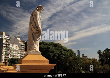 Le belle statue circondano il Recoleta Cultural Center, situato nel quartiere di Recoleta in Buenos Aires, Argentina Foto Stock