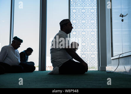 Baitul Futuh moschea, Morden, Londra, Regno Unito. 2° ottobre 2015. Morden's Baitul Futuh moschea, ha aperto le sue porte a migliaia di fedeli musulmani per venerdì Foto Stock