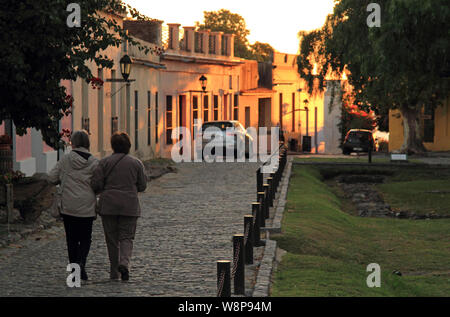 Calle de la Playa è una delle numerose pittoresche strade acciottolate che si snodano attraverso la Colonia del Sacramento, situato nel paese di Uruguay Foto Stock