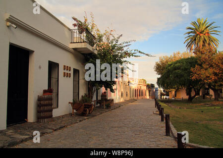 Calle de la Playa è una delle numerose pittoresche strade acciottolate che si snodano attraverso la Colonia del Sacramento, situato nel paese di Uruguay Foto Stock