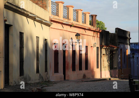 Calle de la Playa è una delle numerose pittoresche strade acciottolate che si snodano attraverso la Colonia del Sacramento, situato nel paese di Uruguay Foto Stock