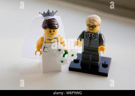 Lego Mini figura la sposa e lo sposo Foto stock - Alamy