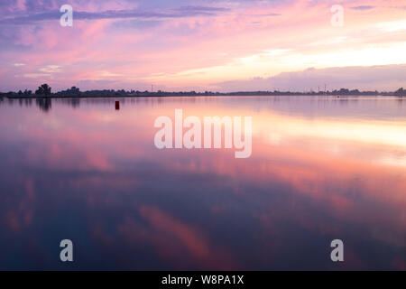 Sunset over Martwa al fiume Wisla Sobieszewo, Polonia, tarda estate in una giornata di sole. Andscape colorati. Foto Stock