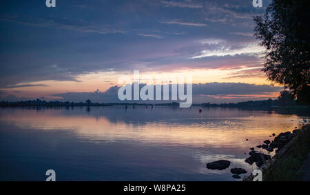 Sunset over Martwa al fiume Wisla Sobieszewo, Polonia, tarda estate in una giornata di sole. Andscape colorati. Foto Stock