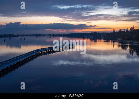 Sunset over Martwa al fiume Wisla Sobieszewo, Polonia, tarda estate in una giornata di sole. Andscape colorati. Foto Stock