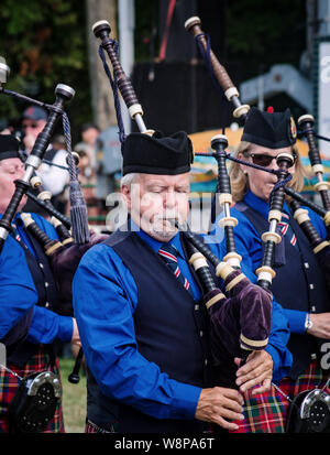 Fergus, Ontario, Canada - 08 11 2018: Piper della polizia di Hamilton Pifferi e Tamburi band paricipating nel Pipe Band concorso organizzato da pifferi e tubo Foto Stock