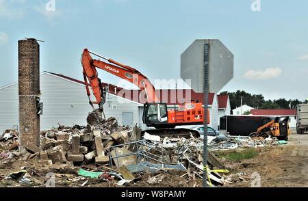 Appaltatori lavorano sulla demolizione di alcuni vecchi edifici sulla zona di cantonment Luglio 25, 2019, per fare spazio per la costruzione di un nuovo $24 milioni 400-letto, quattro-storia caserma a Fort McCoy, Wis. la demolizione è la prima parte del lavoro di preparazione del progetto che è parte del Fort McCoy Master Plan. Coordinamento per il progetto è completato dalla direzione di opere pubbliche a Fort McCoy. (U.S. Foto dell'esercito da Scott T. Sturkol, Ufficio per gli affari pubblici, Fort McCoy, Wis.) Foto Stock