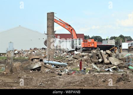 Appaltatori lavorano sulla demolizione di alcuni vecchi edifici sulla zona di cantonment Luglio 25, 2019, per fare spazio per la costruzione di un nuovo $24 milioni 400-letto, quattro-storia caserma a Fort McCoy, Wis. la demolizione è la prima parte del lavoro di preparazione del progetto che è parte del Fort McCoy Master Plan. Coordinamento per il progetto è completato dalla direzione di opere pubbliche a Fort McCoy. (U.S. Foto dell'esercito da Scott T. Sturkol, Ufficio per gli affari pubblici, Fort McCoy, Wis.) Foto Stock