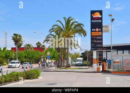 Mallorca, Spagna - 8 Maggio 2019: Repsol gas station. Repsol è una multinazionale spagnola di petrolio e di gas company Foto Stock