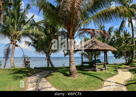 Pavilion vicino al mare in resort di lusso sull'isola di Bali Foto Stock