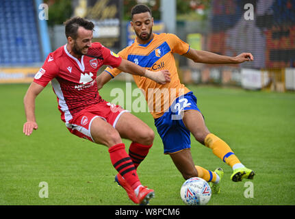 Morecambe è Aaron Wildig tussles per la palla con il Mansfield Town CJ Hamilton: Immagine Steve Flynn/AHPIX LTD, calcio, Sky scommessa lega due, Mansfiel Foto Stock