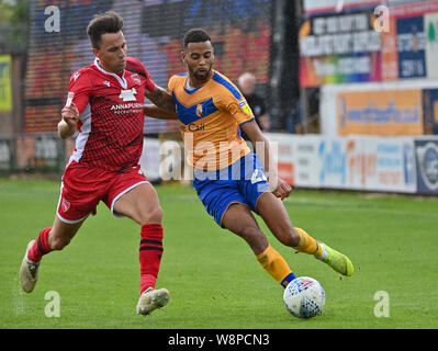 Morecambe è Aaron Wildig tussles per la palla con il Mansfield Town CJ Hamilton: Immagine Steve Flynn/AHPIX LTD, calcio, Sky scommessa lega due, Mansfiel Foto Stock