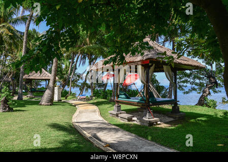 Pavilion vicino al mare in resort di lusso sull'isola di Bali Foto Stock