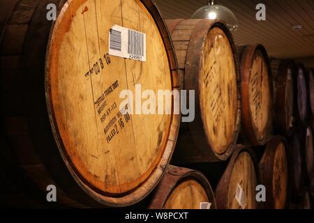 Whisky la maturazione in botti di Bourbon, Penderyn Distillery, Wales, Regno Unito Foto Stock