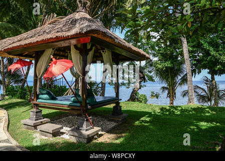 Pavilion vicino al mare in resort di lusso sull'isola di Bali Foto Stock