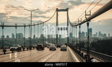 La vista del Ponte sul Bosforo in sunset, Fatih Sultan Mehmet, Istanbul, Turchia Foto Stock