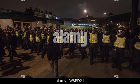 Londra, Regno Unito. 24 ottobre, 2015. Fino a 150 manifestanti hanno preso parte a una dimostrazione a St Pancras stazione ferroviaria in risposta al dramma degli immigrati Foto Stock