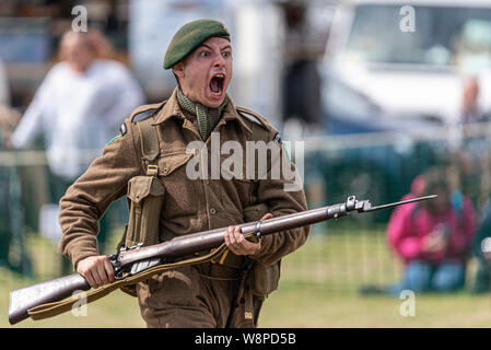 Echi di storia militare a mostra Purleigh, Essex, Regno Unito organizzata dalla Essex Storico veicolo militare associazione. Rivivere la pratica a baionetta Foto Stock