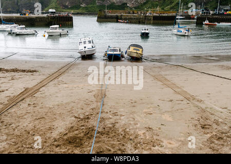 Barche legata a bassa marea a Stonehaven porto di Olbia. Foto Stock