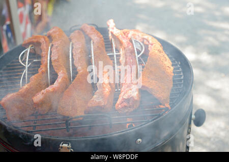 L'Italia, Lombardia, Crema, Food Street Festival, lenta affumicato cotto alla brace, costine di maiale Foto Stock