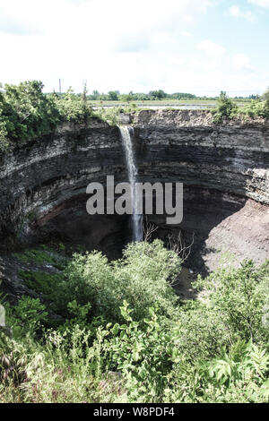 Un viaggio per il Devil's Punch Bowl in Ontario, Canada in estate Foto Stock