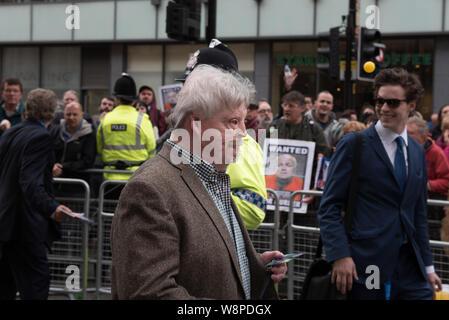 Peter Street, Manchester, Regno Unito. Il 5 ottobre 2015. Anti-Tory manifestanti gridare abuso e lanciare palle di plastica a Tory membri del gabinetto e altri delegati un Foto Stock