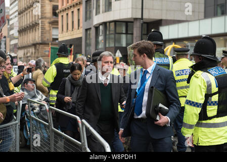 Peter Street, Manchester, Regno Unito. Il 5 ottobre 2015. Anti-Tory manifestanti gridare abuso e lanciare palle di plastica a Tory membri del gabinetto e altri delegati un Foto Stock