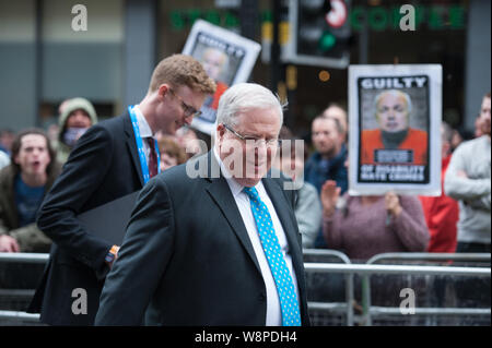 Peter Street, Manchester, Regno Unito. Il 5 ottobre 2015. Anti-Tory manifestanti gridare abuso e lanciare palle di plastica a Tory membri del gabinetto e altri delegati un Foto Stock