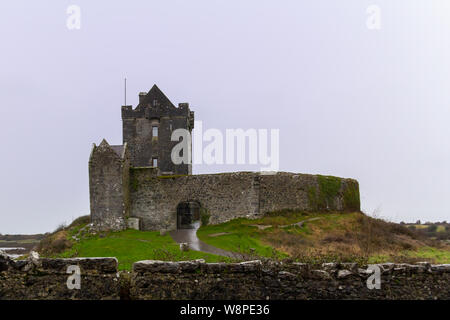 Su una piccola penisola nei pressi di Kinvarra, nella contea di Galway, Irlanda sono le rovine di Dunguaire Castle Foto Stock