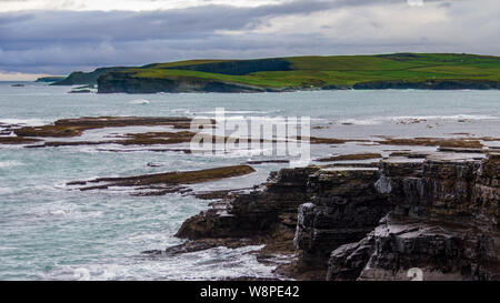 Che circonda la città balneare di Kilkee, County Clare, in Irlanda sono interessanti scogliere con molti originali formazioni rocciose Foto Stock