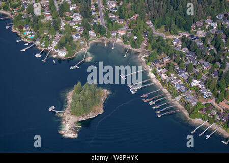 Vista aerea sulle case di lusso in Deep Cove dall'ingresso dell'oceano. Preso in North Vancouver, British Columbia, Canada, durante una mattina d'estate. Foto Stock