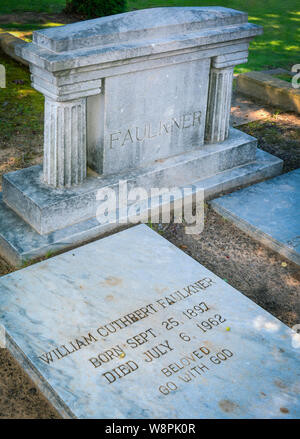 Il recinto del Premio Pulitzer autore vincitore William Faulkner, riposo sotto una lastra di marmo inciso al fianco di sua moglie, a Oxford, MS, STATI UNITI D'AMERICA Foto Stock