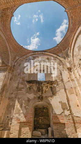 Pietra resti architettonici con archi e cielo, in Antigua Guatemala cattedrale in Antigua, Guatemala Foto Stock