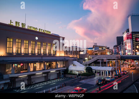 Vista della stazione di Ueno incrocio prima del tramonto. Motion Blur. Orientamento orizzontale. Foto Stock