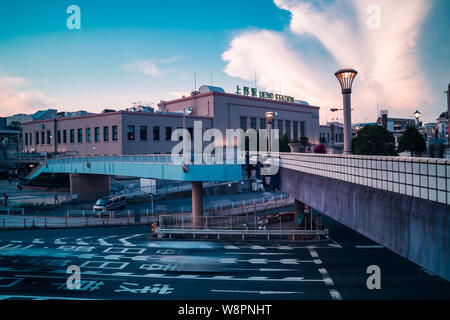 Vista della stazione di Ueno incrocio prima del tramonto. Motion Blur. Orientamento orizzontale. Foto Stock