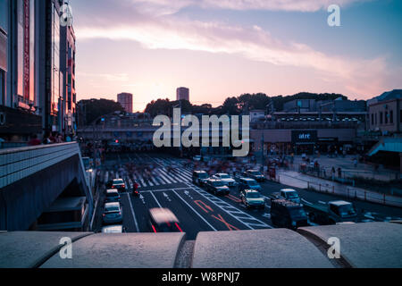 Vista della stazione di Ueno incrocio prima del tramonto. Motion Blur. Orientamento orizzontale. Foto Stock