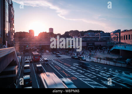 Vista della stazione di Ueno incrocio prima del tramonto. Motion Blur. Orientamento orizzontale. Foto Stock