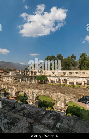 Rovine e le caratteristiche architettoniche e dettagli presso il Convento di Santa Clara, in Antigua, Guatemala Foto Stock