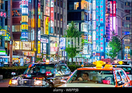 Taxi Kabukicho Shinjuku Tokyo Giappone durante la notte Foto Stock