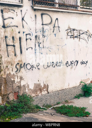 SKOPJE/NORD MACEDONIA-Agosto 28 2018:Anti autoritario scrawled graffiti su un cantiere scolastici parete,vicino a Skopje centro citta'. Foto Stock