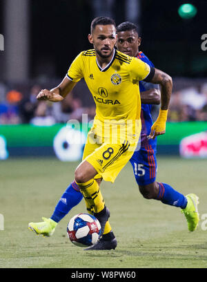 Columbus, Ohio, Stati Uniti. 10th agosto, 2019. Il centrocampista Columbus Crew SC Artur (8) gestisce la palla contro il FC Cincinnati nel loro gioco a Columbus, Ohio, USA. Brent Clark/Alamy Live News Foto Stock