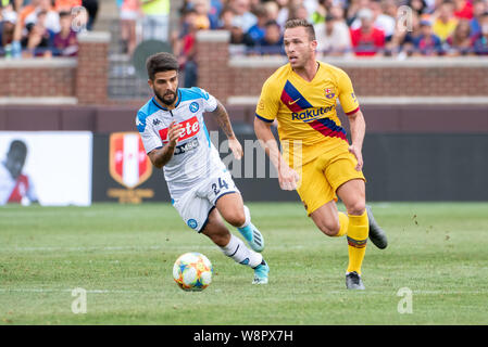 Ann Arbor, MI, Stati Uniti d'America. 10 Agosto, 2019. Centrocampista di Barcellona (8) Arthur viene passato centrocampista di Napoli (24) Lorenzo Insigne del La Liga-Serie un Cup match tra Barcellona e Napoli il 10 agosto 2019 a Michigan Stadium di Ann Arbor, MI (foto di Allan Dranberg/Cal Sport Media) Credito: Cal Sport Media/Alamy Live News Foto Stock