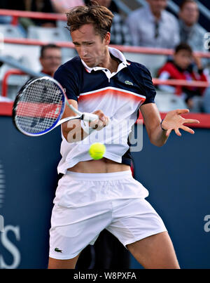 Montreal, Canada. 10 Ago, 2019. Daniil Medvedev restituisce la sfera durante gli uomini singoli semifinale partita tra il russo Daniil Medvedev della Russia e Karen Khachanov della Russia al 2019 Rogers Cup di Montreal, Canada, 10 Agosto, 2019. Credito: Andrew Soong/Xinhua/Alamy Live News Foto Stock