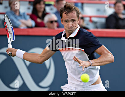 Montreal, Canada. 10 Ago, 2019. Daniil Medvedev restituisce la sfera durante gli uomini singoli semifinale partita tra il russo Daniil Medvedev della Russia e Karen Khachanov della Russia al 2019 Rogers Cup di Montreal, Canada, 10 Agosto, 2019. Credito: Andrew Soong/Xinhua/Alamy Live News Foto Stock