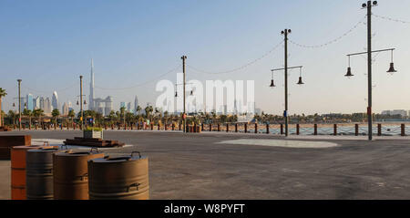 La Mer in Dubai, UAE, come si è visto su luglio 15, 2019. Si tratta di un nuovo quartiere fronte spiaggia con negozi e ristoranti in Jumeirah. - Immagine Foto Stock