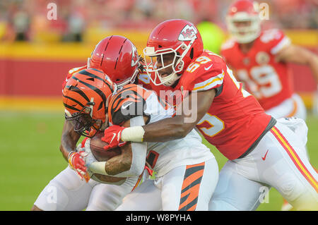 Kansas City, Missouri, Stati Uniti d'America. 10 Agosto, 2019. Cincinnati Bengals running back Trayveon Williams (32) viene affrontato da Kansas City Chiefs defensive back D'Montre Wade (40) e Kansas City Chiefs inside linebacker Reggie Ragland (59) durante la NFL partita di calcio tra i Cincinnati Bengals e il Kansas City Chiefs Ad Arrowhead Stadium di Kansas City, Missouri. Kendall Shaw/CSM Credito: Cal Sport Media/Alamy Live News Foto Stock