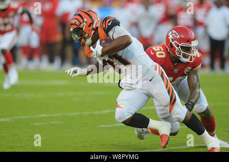 Kansas City, Missouri, Stati Uniti d'America. 10 Agosto, 2019. Cincinnati Bengals running back Giordania Ellis (31) viene affrontato da Kansas City Chiefs inside linebacker Darron Lee (50) durante la NFL partita di calcio tra i Cincinnati Bengals e il Kansas City Chiefs Ad Arrowhead Stadium di Kansas City, Missouri. Kendall Shaw/CSM Credito: Cal Sport Media/Alamy Live News Foto Stock